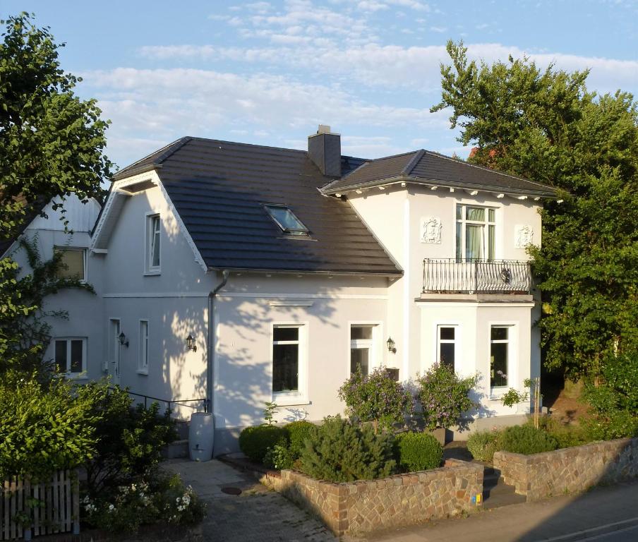 una casa blanca con techo negro en Schwalbennest, en Geesthacht