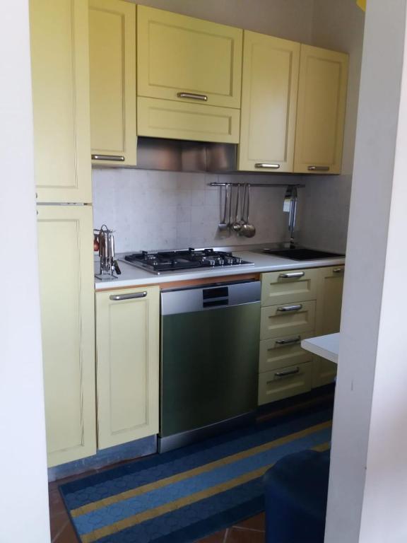 A kitchen or kitchenette at Villa con Piscina Stintino