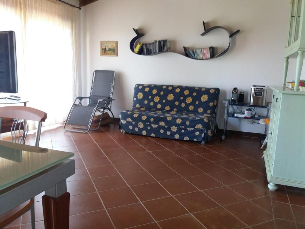 A seating area at Villa con Piscina Stintino