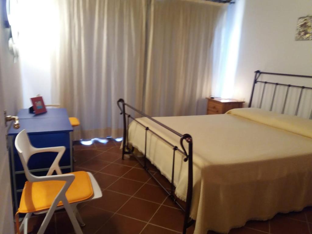 A bed or beds in a room at Villa con Piscina Stintino