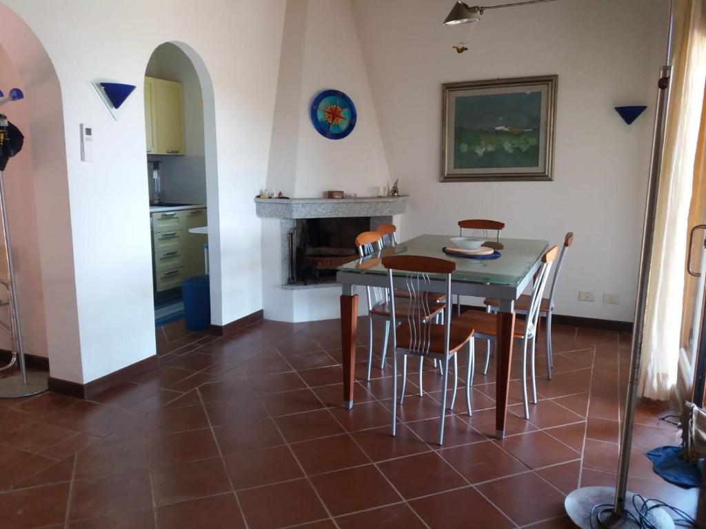 A kitchen or kitchenette at Villa con Piscina Stintino