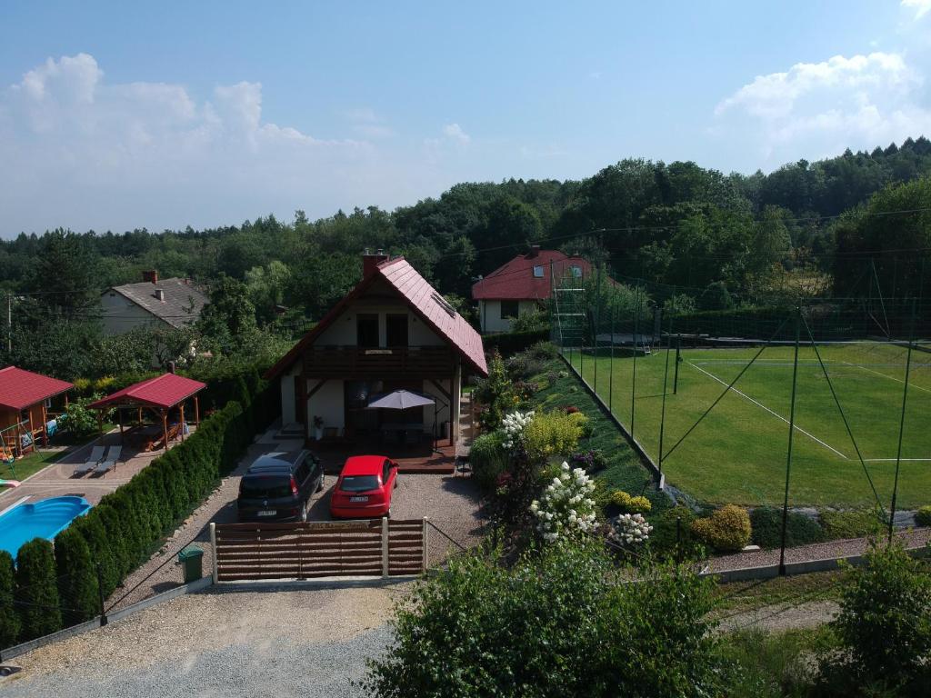 uma vista aérea de uma casa com piscina em Noclegi Na Bukowym Stoku em Czaniec