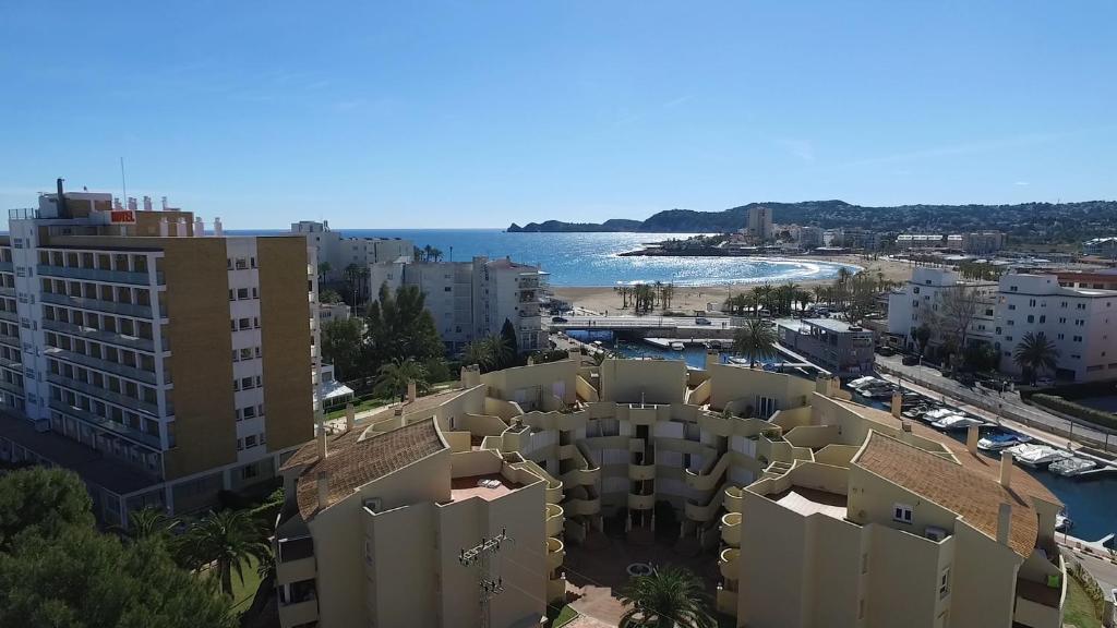 ハベアにあるCanal Norte Arenal Beach Sea viewの市街と海の空の景色