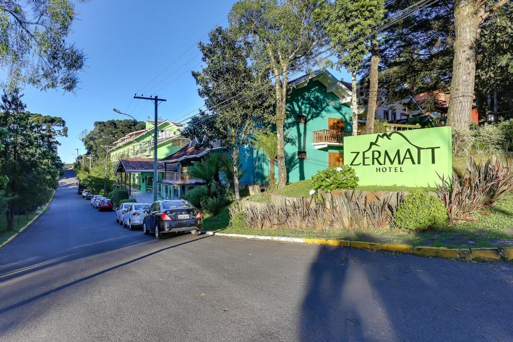 uma rua com um sinal para um motel de bitunit em Zermatt Hotel em Gramado