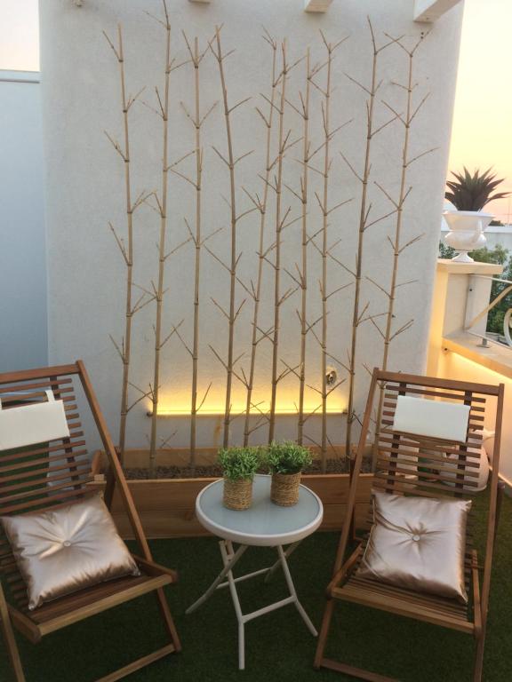 two chairs and a table in a room at Dimore di Mare in San Pietro Vernotico