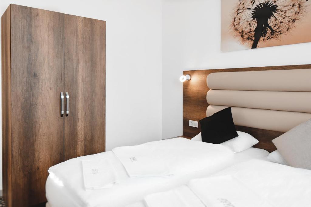 Ein Bett oder Betten in einem Zimmer der Unterkunft Hotel Castle Rastatt