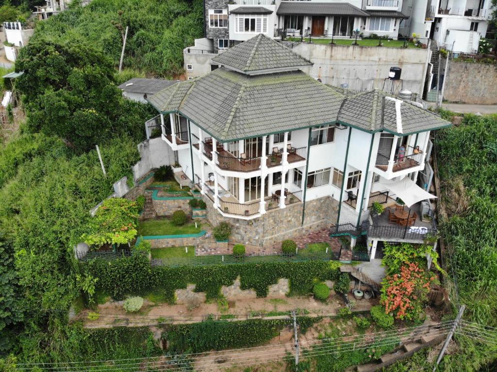 eine Luftansicht eines großen Hauses in der Unterkunft 36 Bed & Breakfast in Kandy