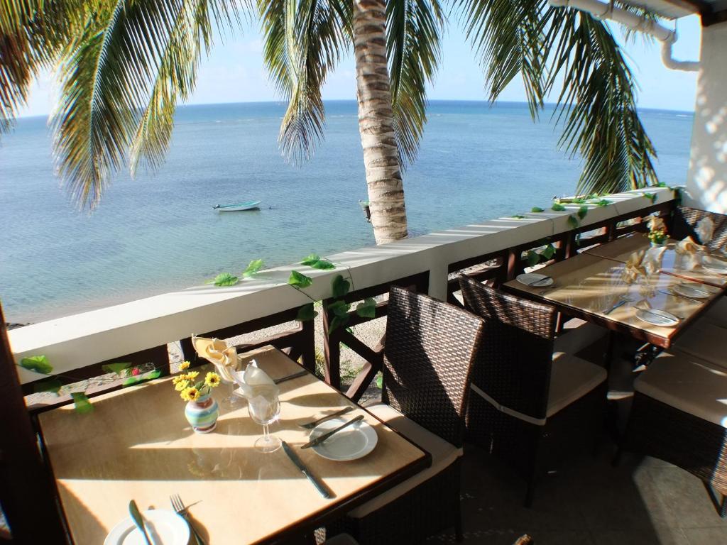 einen Tisch mit Meerblick in der Unterkunft Le Recif Hotel Rodrigues in Rodrigues Island