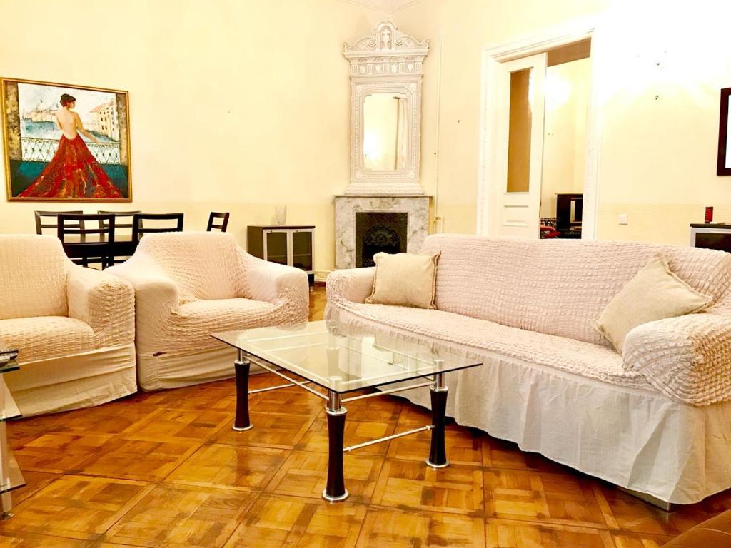 uma sala de estar com dois sofás e uma mesa de centro em Metro SAHIL 3 em Baku