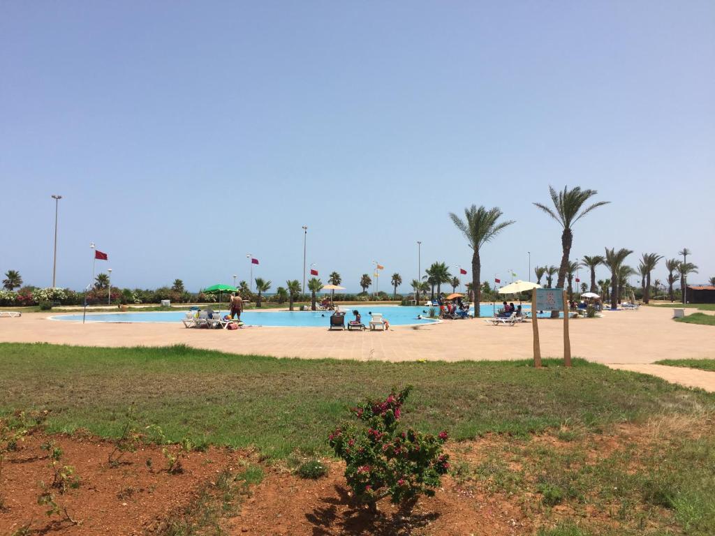 Bazén v ubytování Perle Orientale Saidia Appart Rénové vue sur jardin et sur mer nebo v jeho okolí