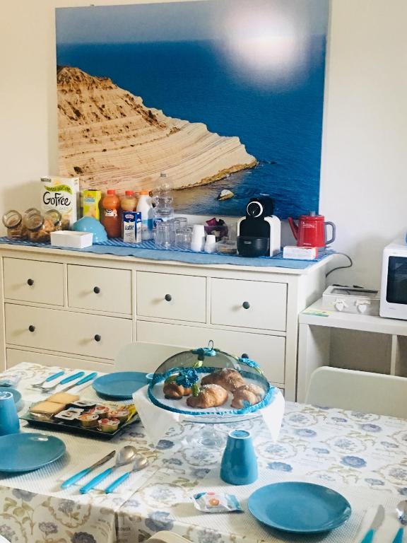 un tavolo con un piatto di cibo sopra di B&B in Residence "...a due passi dalla Scala dei Turchi" a Porto Empedocle