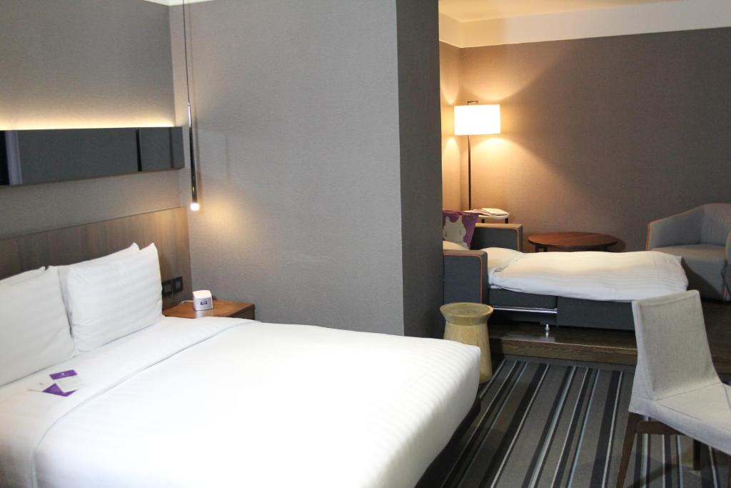 Postel nebo postele na pokoji v ubytování WESTGATE Hotel