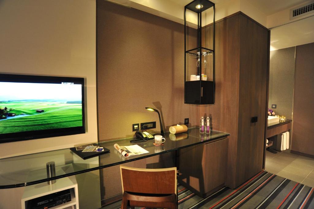 TV a/nebo společenská místnost v ubytování WESTGATE Hotel
