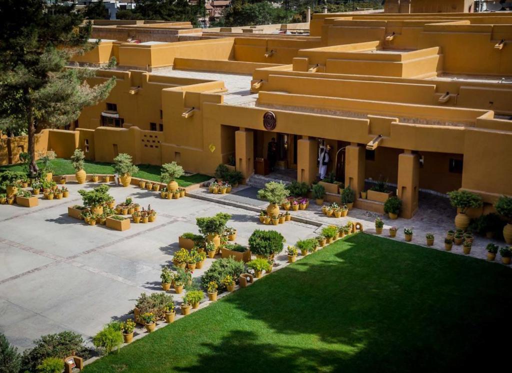 奎达Quetta Serena Hotel的享有花园建筑的空中景致