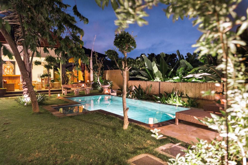 Bazén v ubytování Umah Tikari Guesthouse nebo v jeho okolí