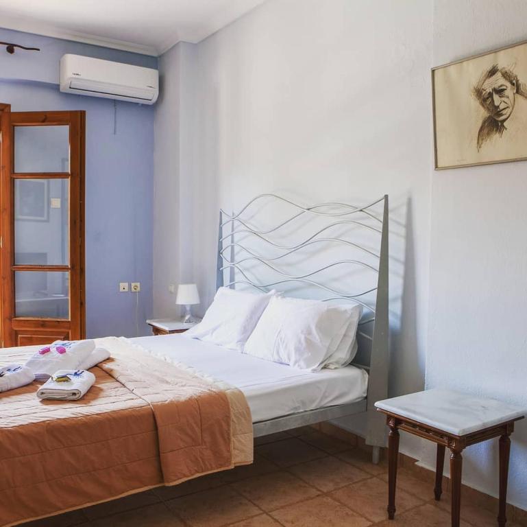 アムリアニにあるKastaliaのベッドルーム1室(ベッド1台、テーブル、椅子付)