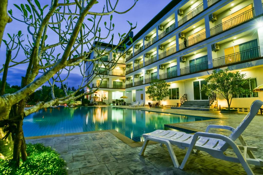 สระว่ายน้ำที่อยู่ใกล้ ๆ หรือใน Southgate Residence Hotel - SHA Certified