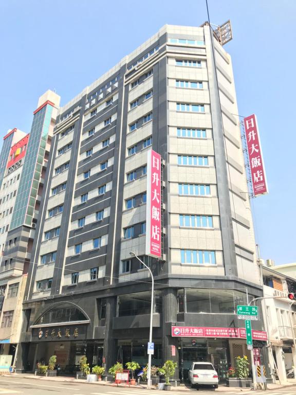 ein großes Gebäude an der Ecke einer Straße in der Unterkunft Sunrise Hotel in Tainan