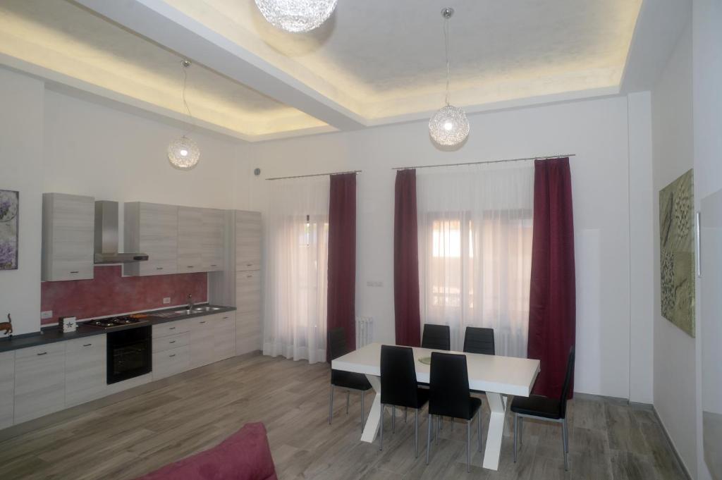 een keuken en eetkamer met een tafel en stoelen bij Casa Di Vita in Pescara