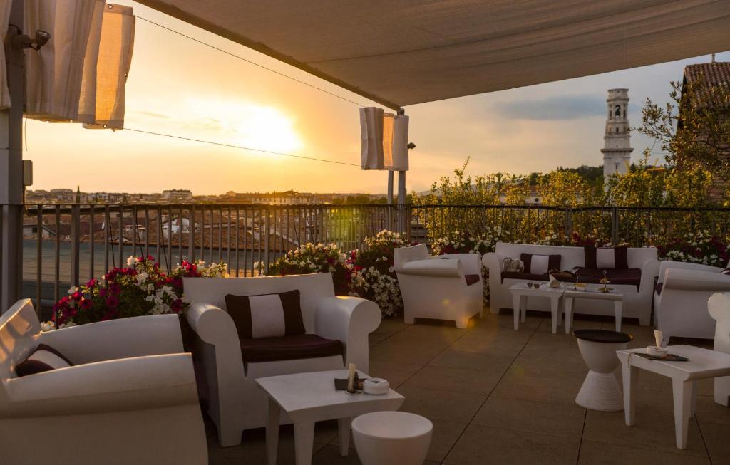 
a hotel room with a balcony overlooking the ocean at Due Torri Hotel in Verona
