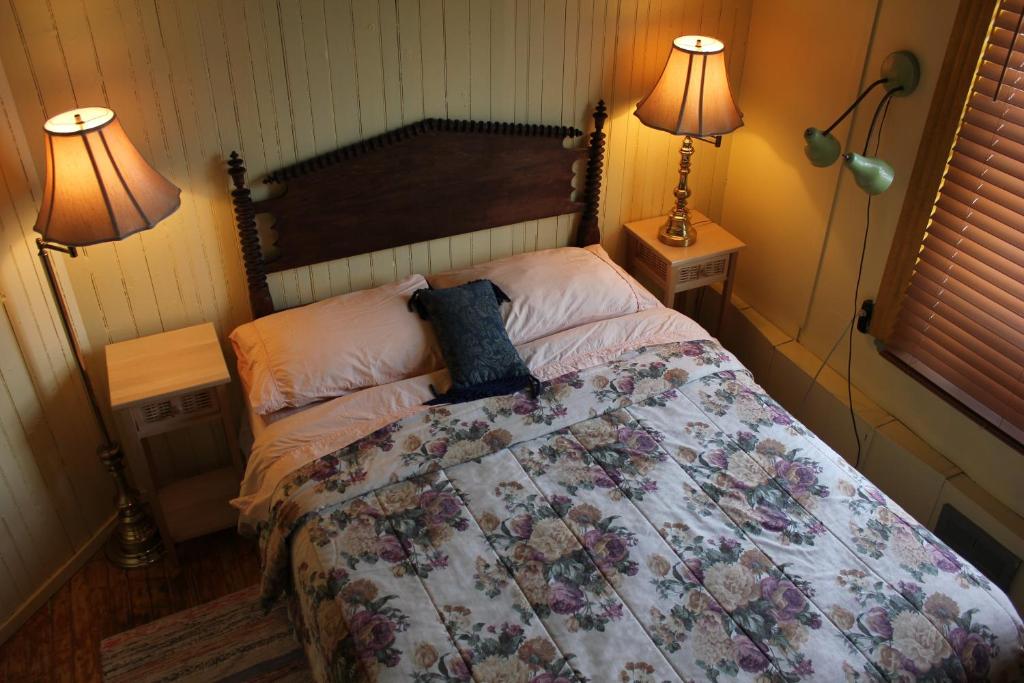 Llit o llits en una habitació de Auberge du Café chez Sam