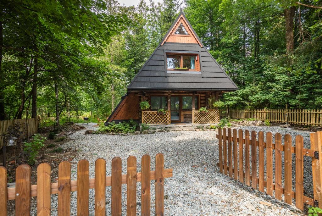 een kleine hut in het bos achter een hek bij Chałubińskiego 41 by LoftAffair in Zakopane