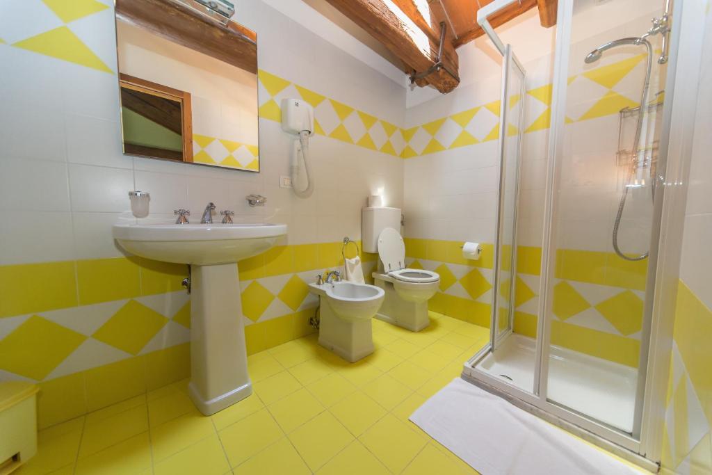 Koupelna v ubytování Agriturismo Cjasal di Pition