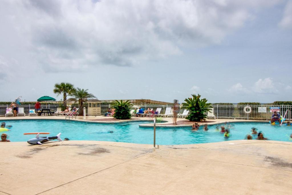 una gran piscina con gente en el agua en Plantation East, en Gulf Shores