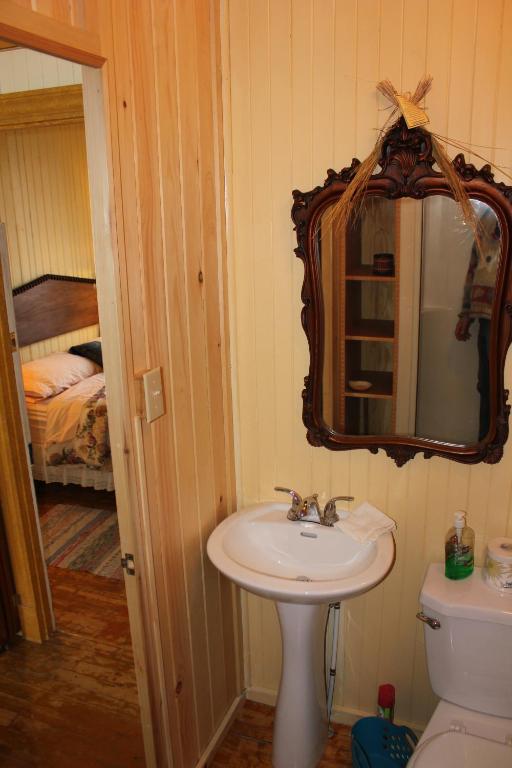 Llit o llits en una habitació de Auberge du Café chez Sam
