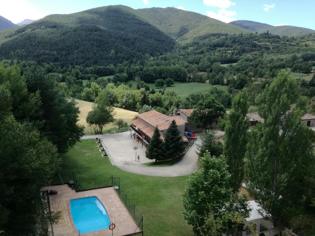 una vista aérea de una casa con piscina en Alberg-Casa De Colònies Ridolaina, en Santa Eugènia de Nerellà