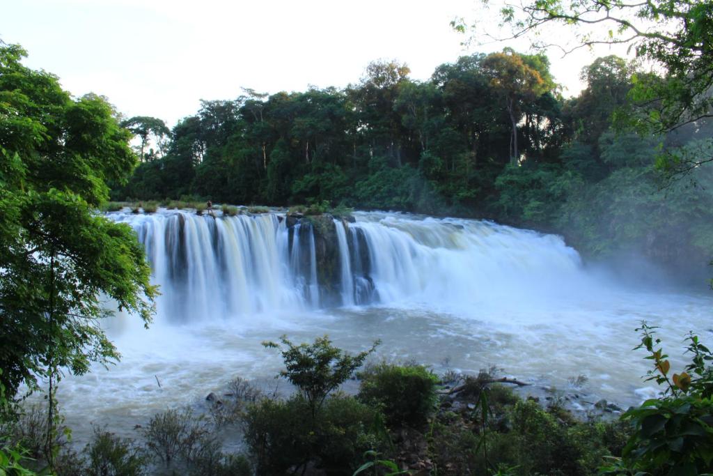 una cascada en medio de un río en Tadlo Lodge, en Ban Nongtoung