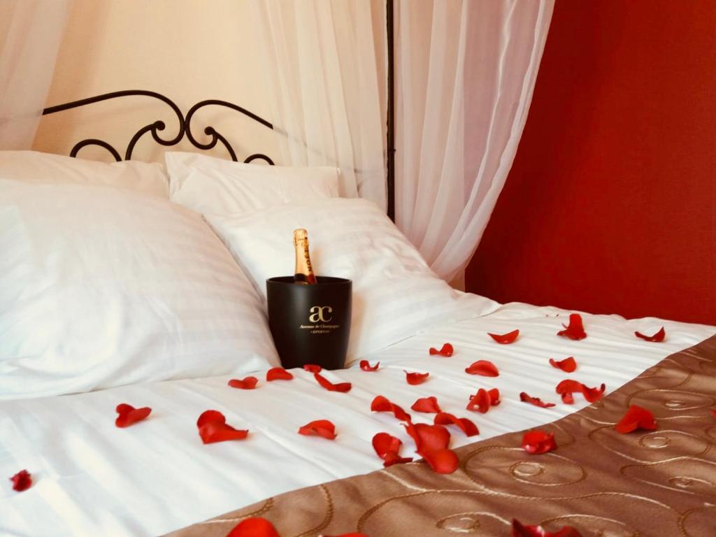 エペルネーにあるLa Bulle de Champagneの赤いハートが横たわったベッド