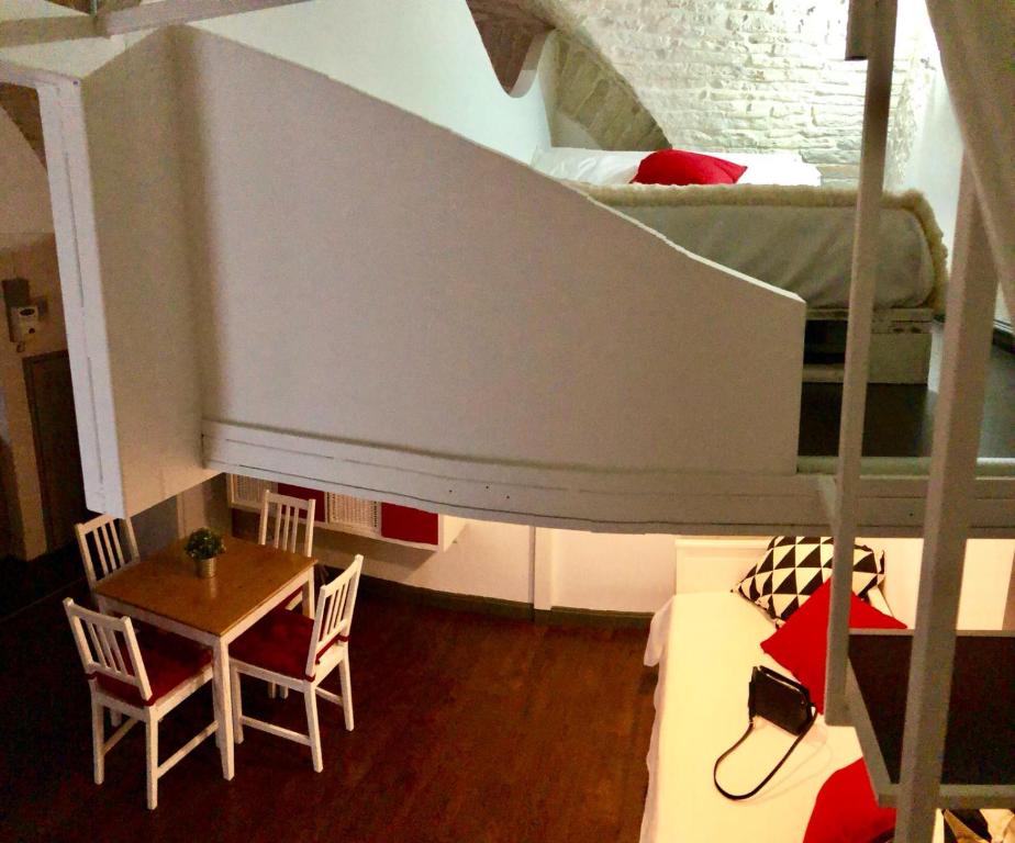 um quarto com um beliche com uma mesa e cadeiras em L'Orecchietta em Ruvo di Puglia