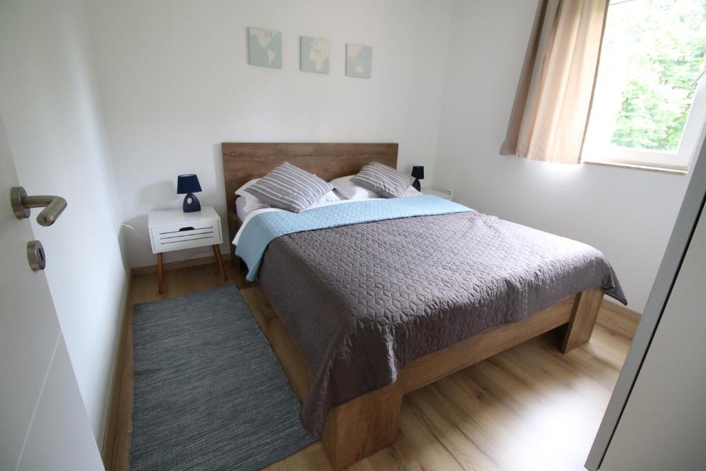 Postel nebo postele na pokoji v ubytování Apartments by Zec