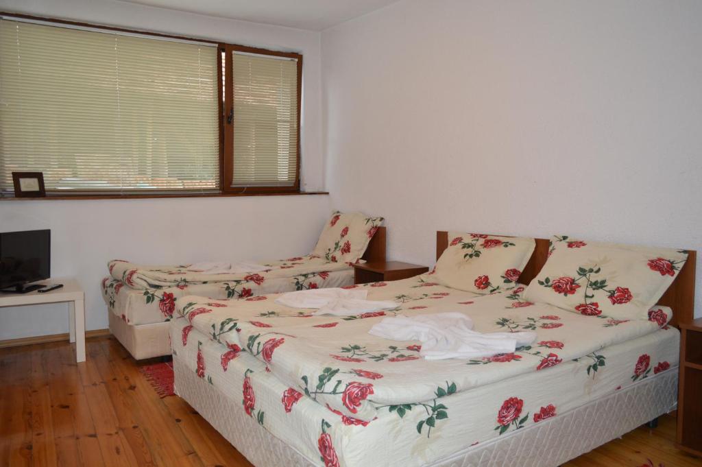 A bed or beds in a room at Baba Dora Guesthouse