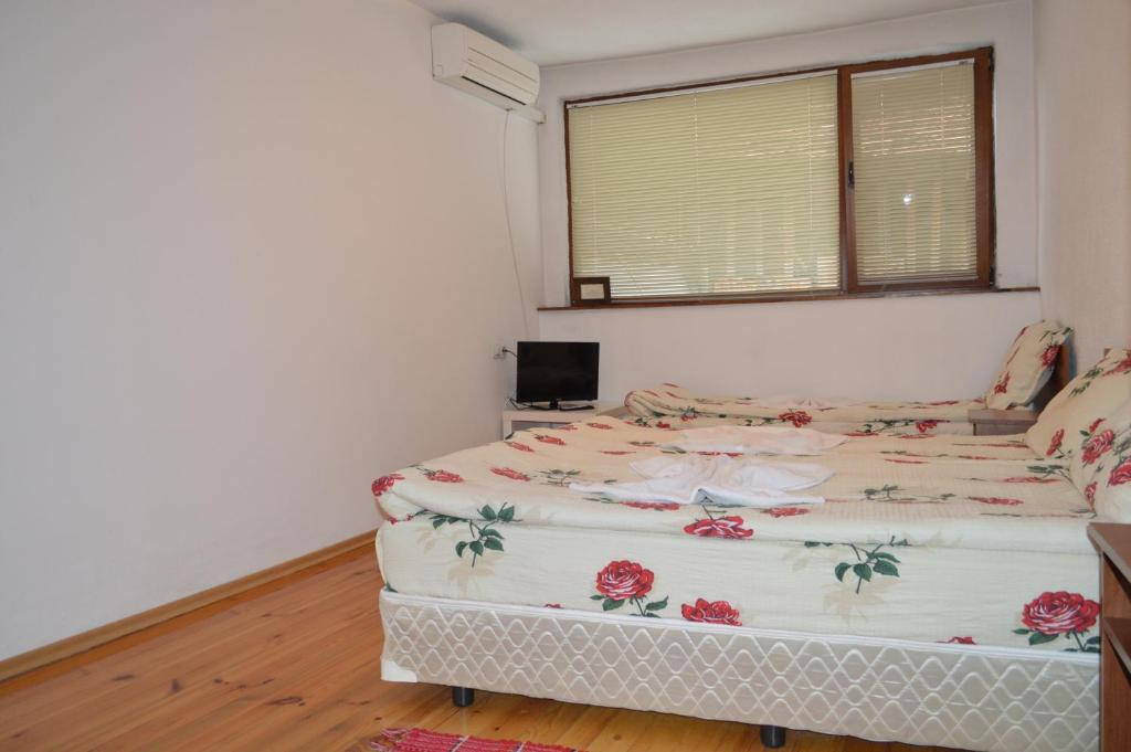 A bed or beds in a room at Baba Dora Guesthouse