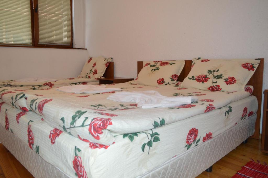 A bed or beds in a room at Baba Dora Guesthouse