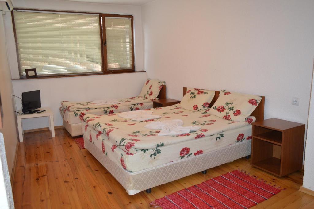 A bed or beds in a room at Baba Dora Guesthouse