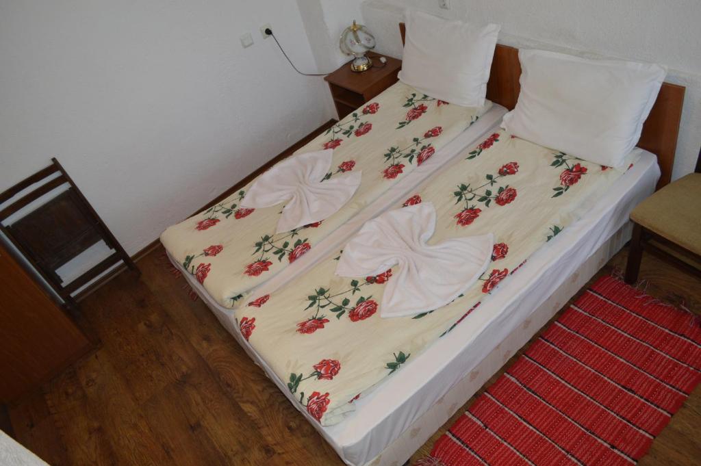 A bed or beds in a room at Baba Dora Guesthouse