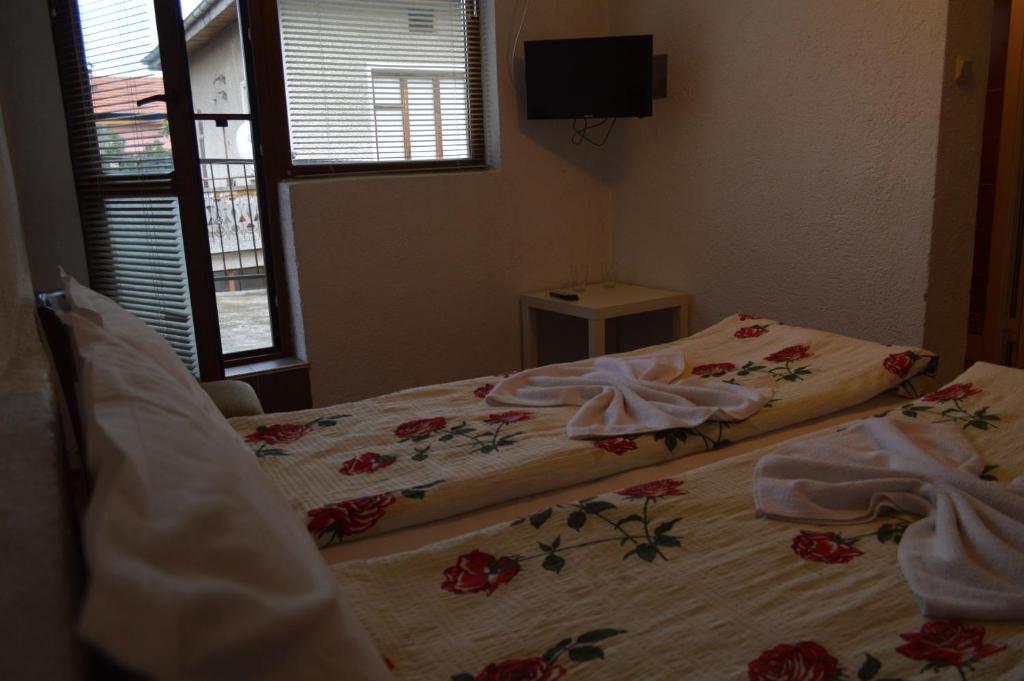 A bed or beds in a room at Baba Dora Guesthouse