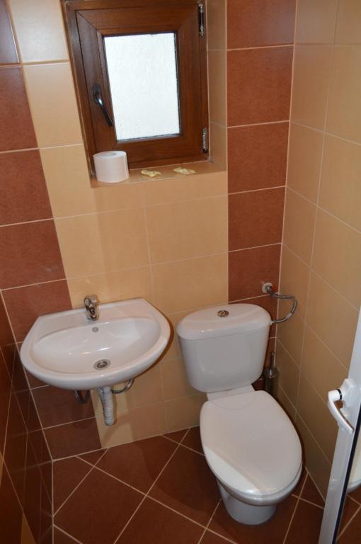 A bathroom at Baba Dora Guesthouse