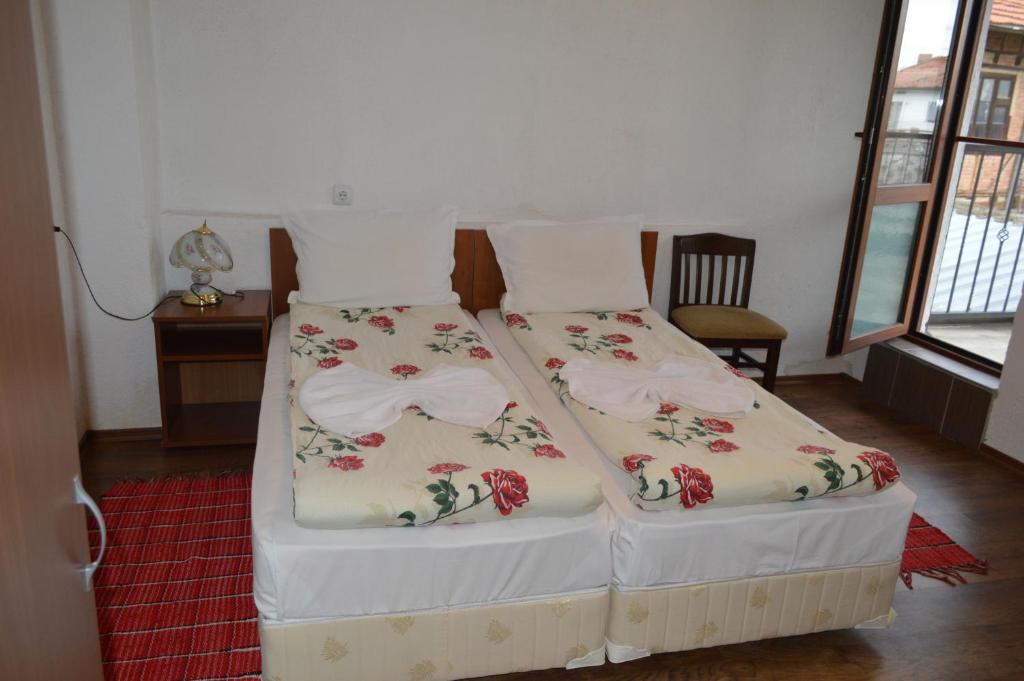 A bed or beds in a room at Baba Dora Guesthouse