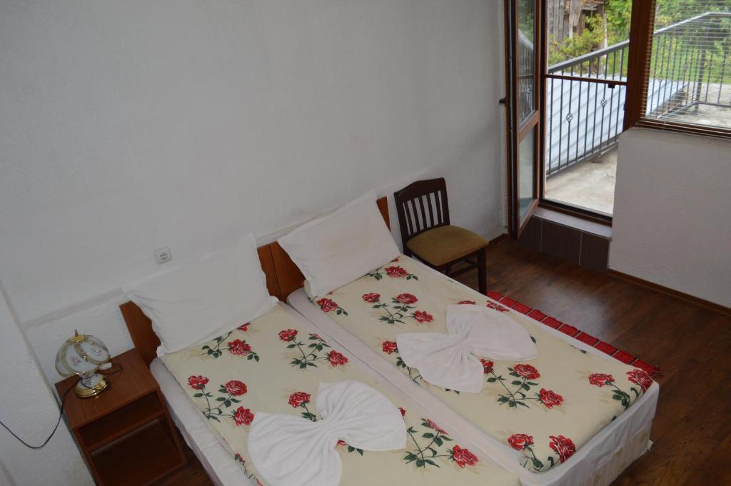 A bed or beds in a room at Baba Dora Guesthouse