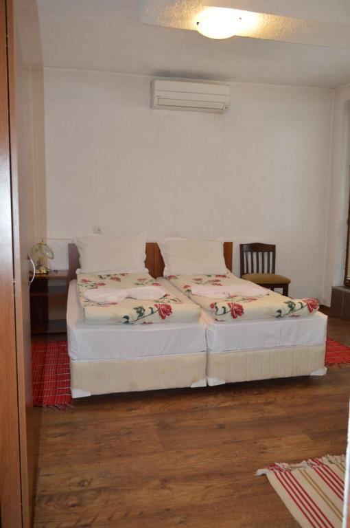 A bed or beds in a room at Baba Dora Guesthouse