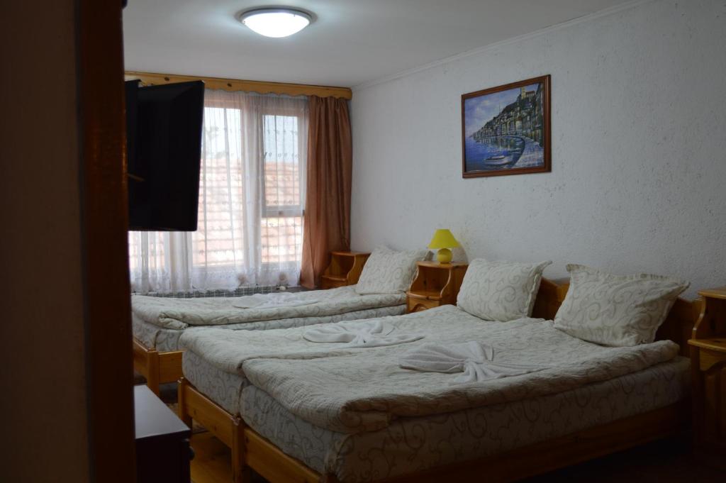 A bed or beds in a room at Baba Dora Guesthouse