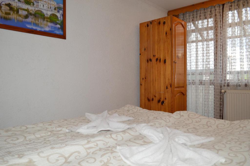 A bed or beds in a room at Baba Dora Guesthouse
