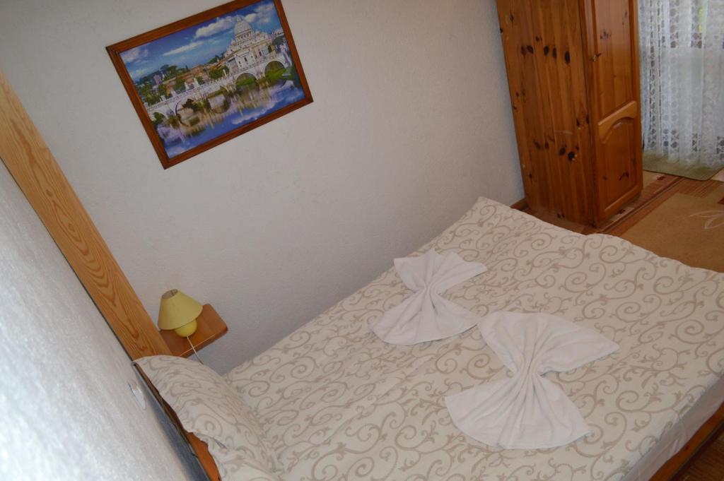 A bed or beds in a room at Baba Dora Guesthouse