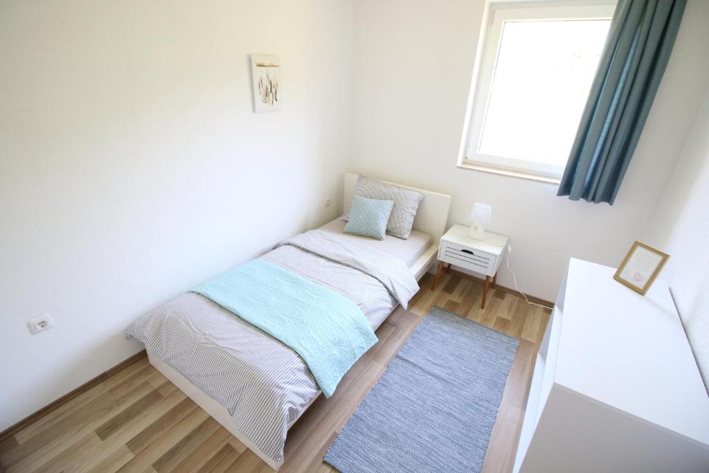 Postel nebo postele na pokoji v ubytování Apartments by Zec