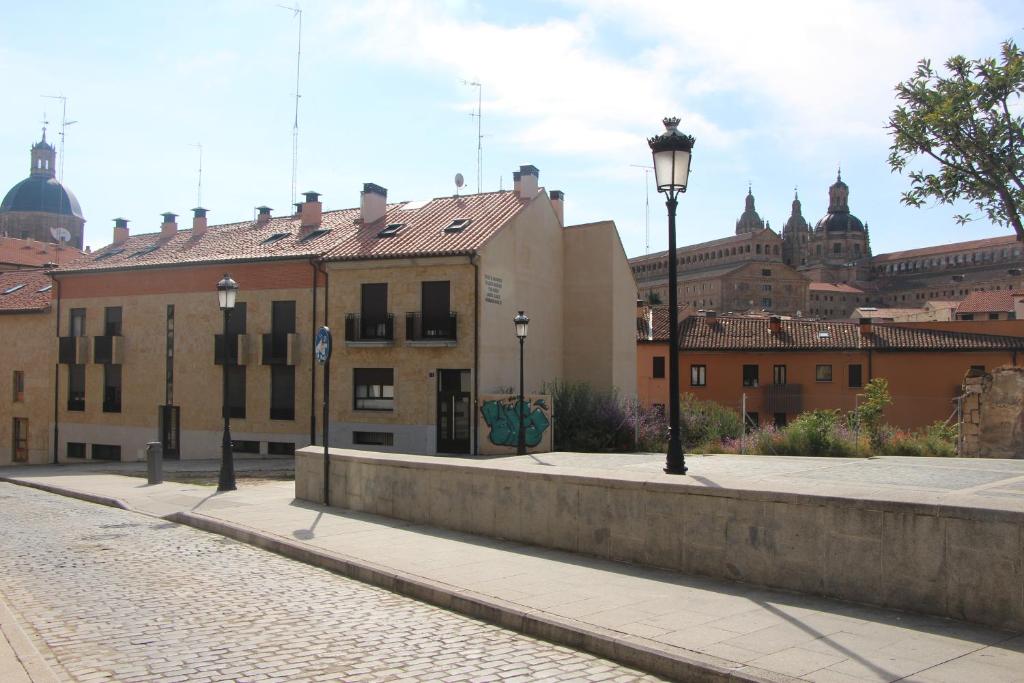una strada cittadina con edifici e un lampione di Piso Turistico Peñuelas de San Blas a Salamanca