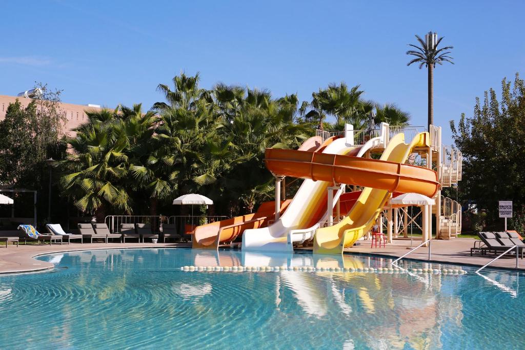 - une piscine avec toboggan dans un complexe dans l'établissement Kenzi Club Agdal Medina - All Inclusive, à Marrakech
